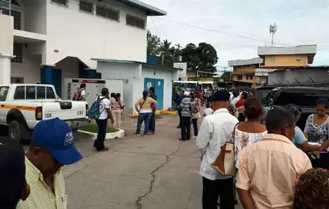 Sin dar explicación obligan a pacientes a desalojar policlínica en Penonomé  