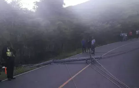Vehículo colisiona con poste y deja sin luz a El Muñoz de Los Santos