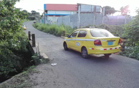 Moradores de 'El Matadero' en La Chorrera siguen esperando su puente