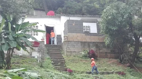 Quince viviendas en peligro por fuertes lluvias en Colón 