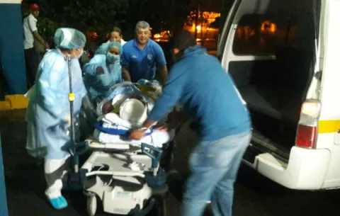 Sufren severas heridas al caerles árbol mientras descansaban en finca de Volcán