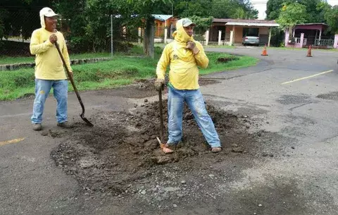 Usuarios esperan que MOP retome parcheo de huecos tras quedarse sin asfalto en Veraguas