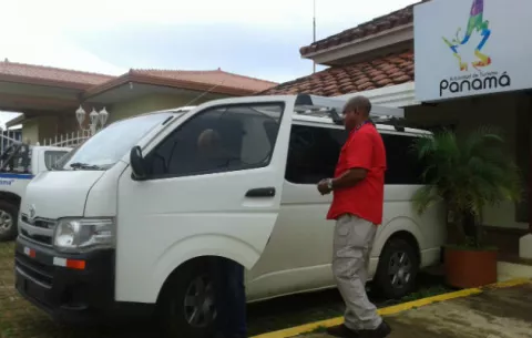 Inspeccionan vehículos de turismo en Azuero para evitar piratería