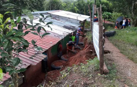 Vereda a punto de colapsar amenaza una casa en Buena Vista