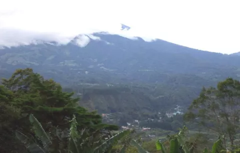 Rescatistas buscan a ocho turistas afectados por hipotermia en Volcán
