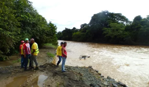 Río La Villa arrastra auto y reses