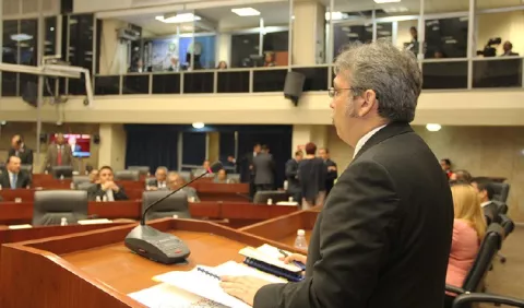 Defensor del pueblo, entre silencios y poca preparación frente a la Asamblea