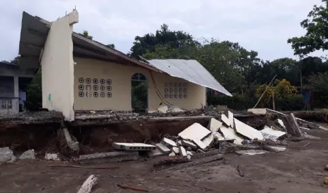 Capilla y casa, destruidas por oleajes y viento