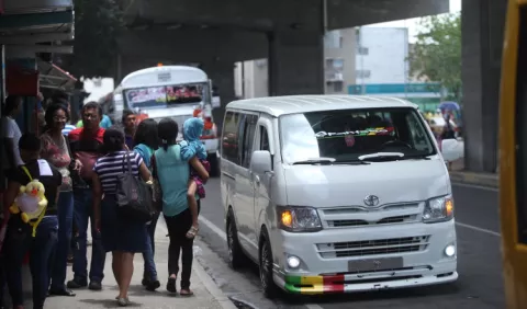 Nuevo plan  de movilidad urbana no alcanza a los 'buses piratas' ni a Uber