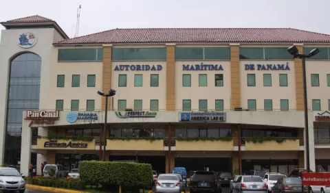 Solo dos empresas, facultadas para recoger derrames en aguas