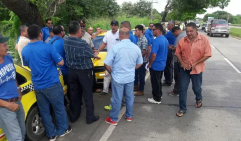 Taxistas protestan en La Villa de Los Santos por   aumento de  multas