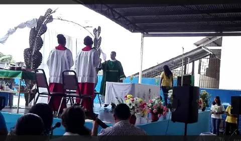 Católicos de Capira van a misa en el patio de la escuela Federico Boyd
