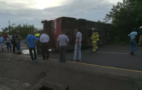 Vuelco de bus en Penonomé deja ocho lesionados 