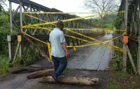 Puente de Toro Bravo en La Pintada es cerrado por fuertes lluvias