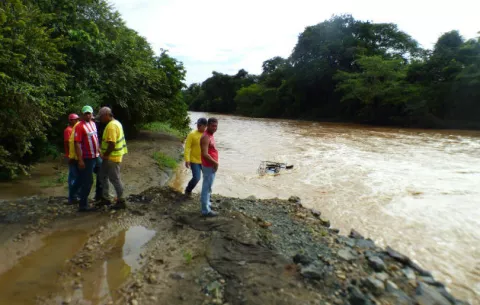 Corriente del río La Villa lo arrastró con su vehículo y cuatro reses
