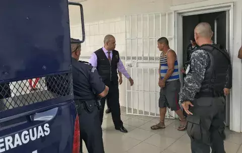 Dos hermanos policías y su padre, detenidos por venta de drogas 
