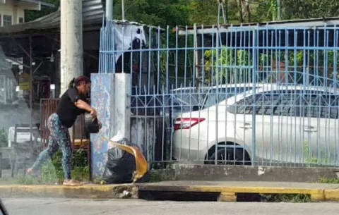 Alcalde desmiente a dominicana que arrojaba aceite al alcantarillado