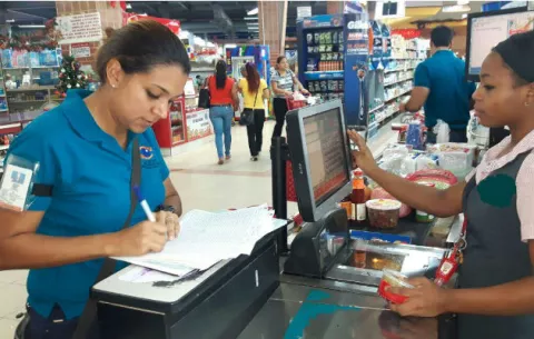 Acodeco multa a comercios por imprecisiones en escáneres