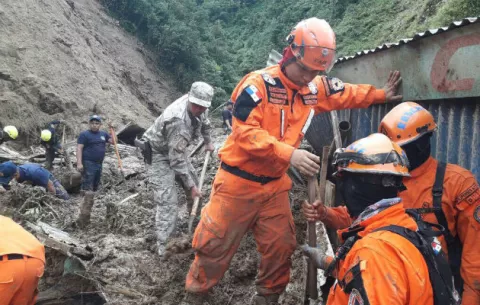 Encuentran los seis cuerpos de la familia sepultada en Cerro Colorado