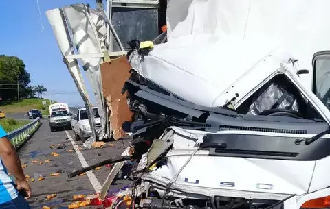 Graves se encuentran heridos por colisión entre camiones en San Félix