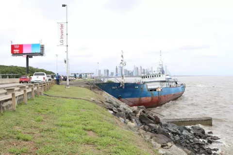 La fuerte brisa arrastró un barco que encalló en la bahía de Panamá