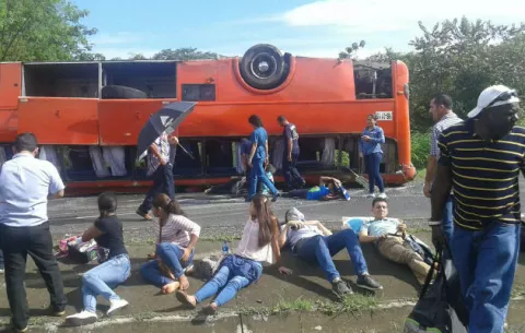 Vuelco de un bus de la ruta Santiago Panamá deja decenas de heridos