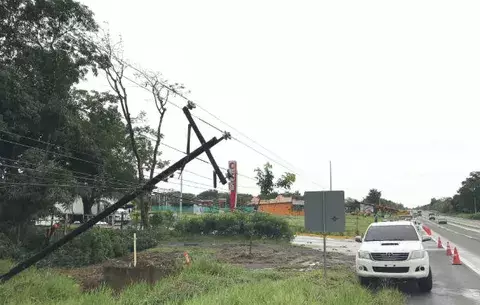 Articulado derriba cinco postes y deja a cientos sin luz en Santiago