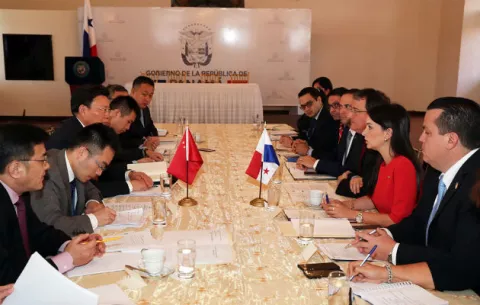 Panamá interesada en inversiones de China en infraestructura y energía 