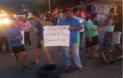 Antimotines dispersan a manifestantes en Río Rita de Colón; hay seis retenidos