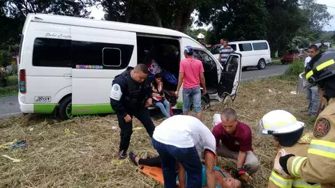 Colisión en Penonomé deja 10 heridos; un busito 'pirata' involucrado