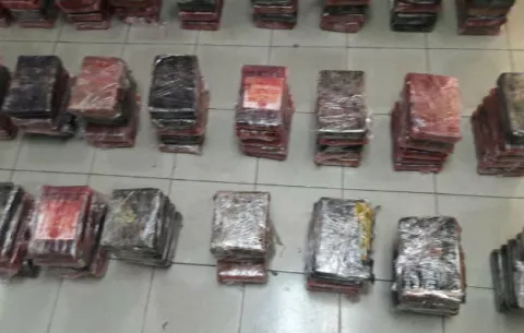 Decomisan 30 paquetes de cocaína ocultos en un doble fondo dentro de un vehículo en Colón