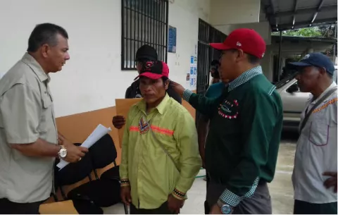 Momentos desgarradores viven en trámites para entrega de cuerpos