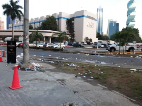 Latas, botellas...calles de la ciudad evidencian celebración por Rusia 2018