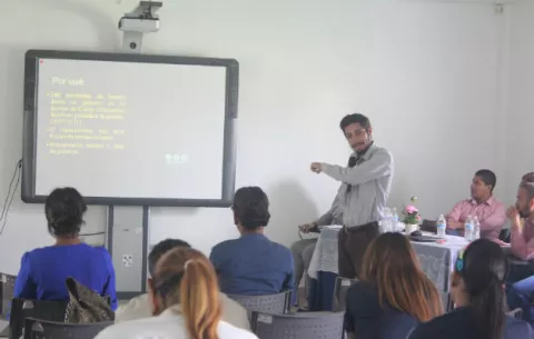 Jóvenes colonenses participan en simposio 'Acción por el Clima'