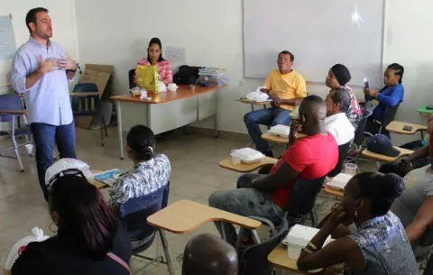 Cuestionan las actividades políticas del ministro Mario Etchelecu