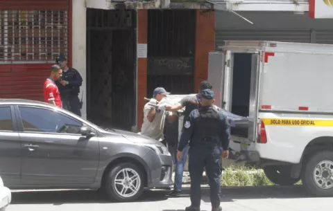 Encuentran a una mujer muerta dentro de un edificio en Perejil