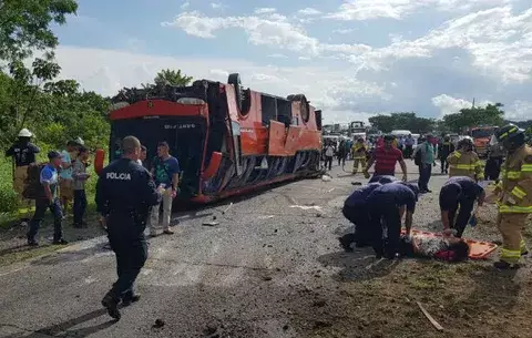 Treinta heridos deja el vuelco de un autobús en la vía Interamericana