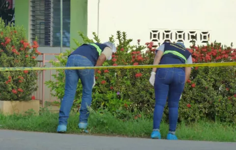 Investigan a agente policial por homicidio en Herrera