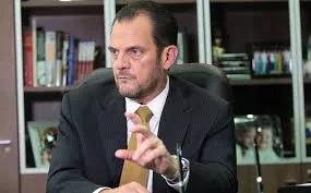 Contralor Humbert avala la compra de camionetas lujosas para diputados