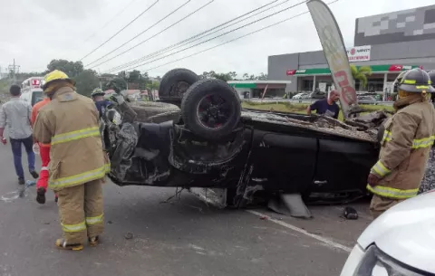 Colisionan contra muro de jersey que divide carriles en la autopista 