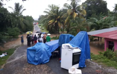Diez casas afectadas por inundaciones en La Pintada y derrube en Renacimiento