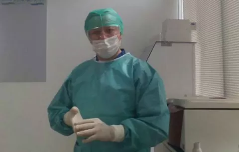Insólito: supuesto médico se hacía 'selfies' con sus pacientes