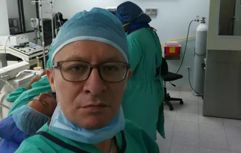 Médico estético colombiano no tenía idoneidad, reconoció su abogado