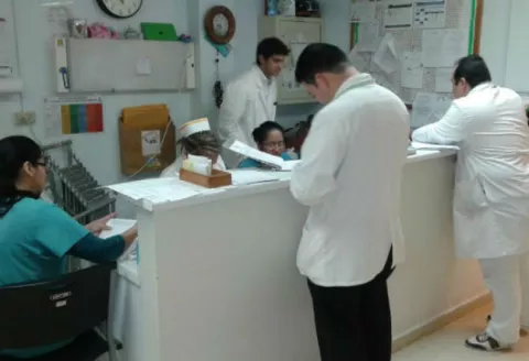 Extranjeros ejercen la medicina, pese a ser una profesión protegida