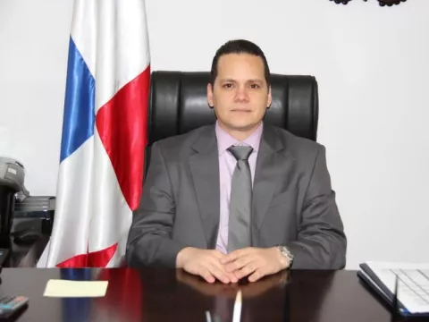 Renuncia Efraín Medina como director de la Lotería Nacional de Beneficencia