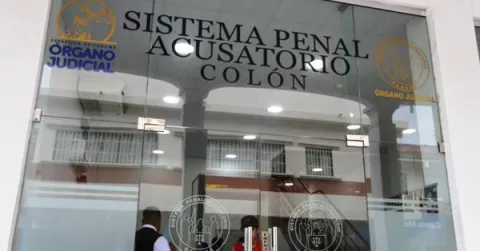 Imputan cargos a mujer embarazada que mató a otra a puñaladas