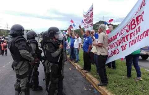 Transportistas del oeste cierran principales vías y en Colón retiran placas