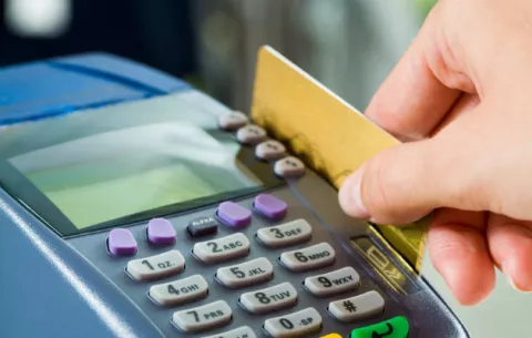 Tarjetas están reemplazando el dinero en efectivo 