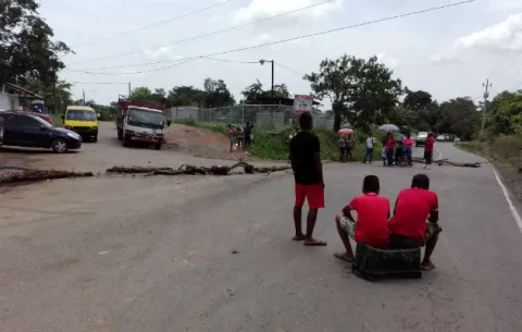Pepenadores nuevamente bloquean paso de camiones hacia relleno sanitario en La Chorrera