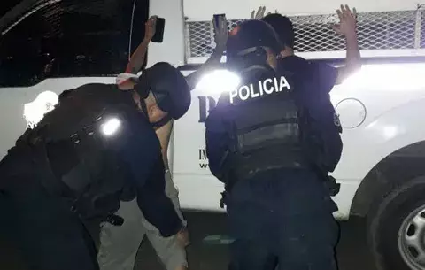 Desconocidos atacan con piedras a dos policías en el distrito de Barú, provincia de Chiriquí 